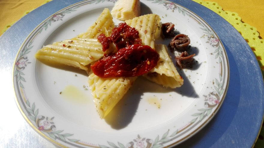 „Pennoni imperiali“ pasta su saulėje džiovintais pomidorais ir ančiuviais