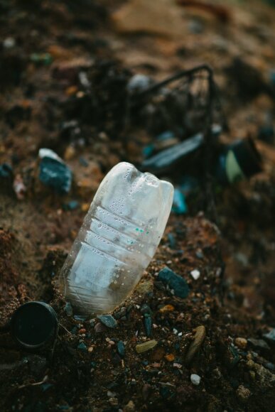 Markus Spiske / Unsplash nuotr./Plastikinis butelys pajūryje