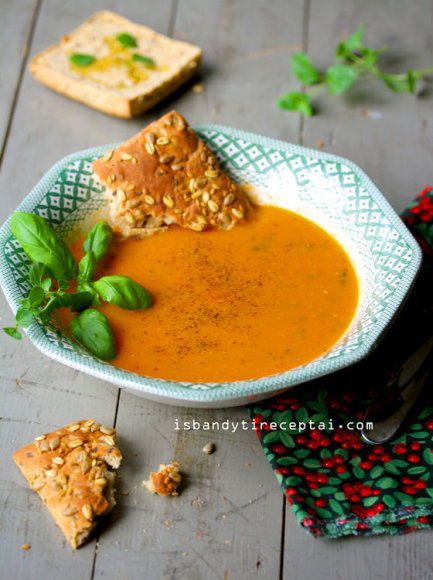 Veganiška trinta keptų pomidorų sriuba su aromatinėmis žolelėmis ir kokosų aliejumi