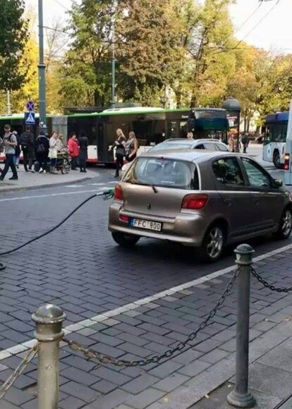 „Facebook“ nuotr./„Toyota Yaris“ Vilniuje važinėjo su nutraukta degalinės žarna