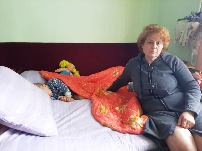 Pavelo Posochovo nuotr./Irina Mušinskaja su savo anūku kambaryje, iš kurio veda pamokas nuotoliniu būdu