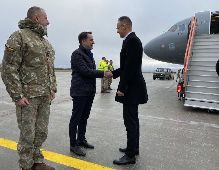 Užsienio reikalų ministerijos nuotr./Vengrijos diplomatijos vadovą Peterį Szijjarto  Šiauliuose pasitiko užsienio reikalų viceministras Sigitas Mitkus
