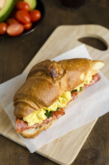 „Croissant“ pusryčių sumuštinis