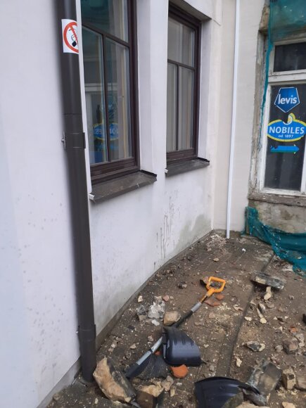15min skaitytojo nuotr./Žemaitijos g. 4 vidiniame kieme nukrito kaminas