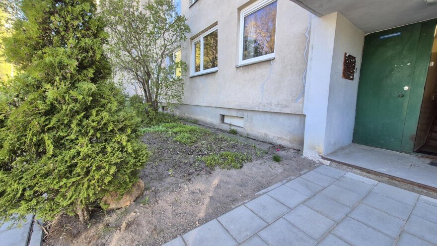 15min skaitytojos nuotr./Vieta šalia Žemaitės g. 11 namo, kur anksčiau stovėjo suoliukas