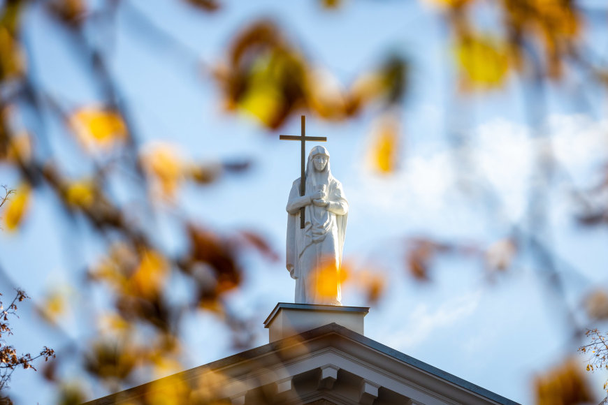 Lukas Balandis / BNS nuotr./Sugrąžintos skulptūros ant Vilniaus evangelikų reformatų bažnyčios stogo