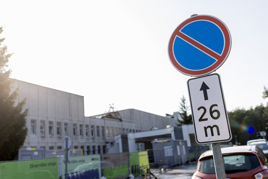 Lukas Balandis / BNS nuotr./Automobilių parkavimas prie Lazdynų ligoninės