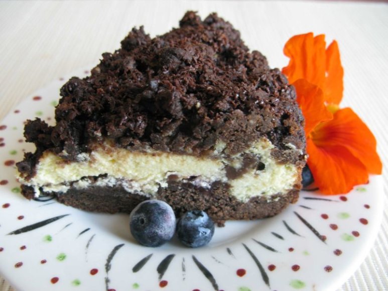 Šokoladinis varškės pyragas su „Rygos balzamu“