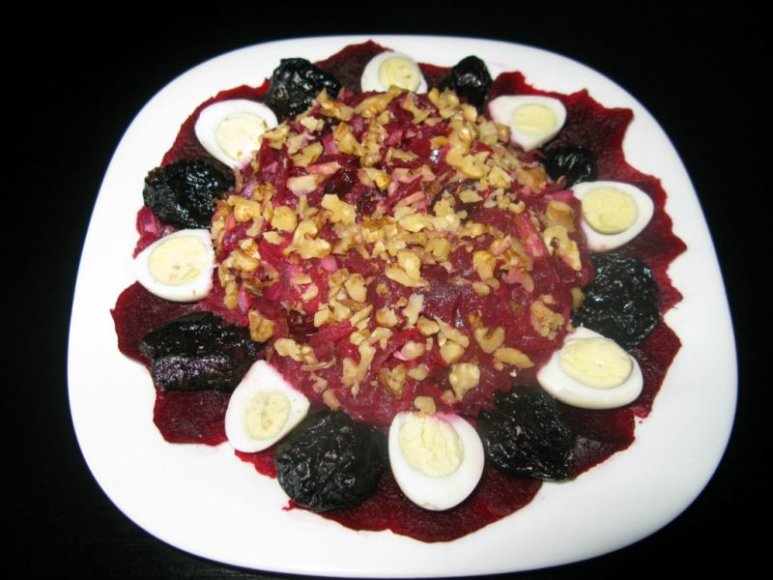 Burokėlių salotos su putpelių kiaušiniais, riešutais ir džiovintais vaisiais