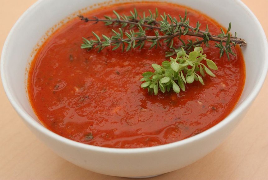 Pomidorų padažas su žalumynais