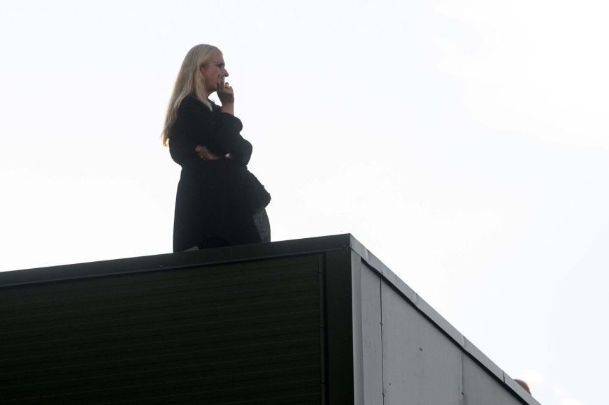 Alfredo Pliadžio nuotr./Vilma Venslovaitienė stebi rungtynes nuo LFF stadiono stogo.
