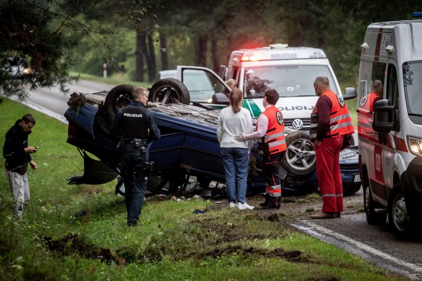 Vidmanto Balkūno / 15min nuotr./Kelyje Barčiai–Varėna nuo kelio nulėkė ir apvirto automobilis