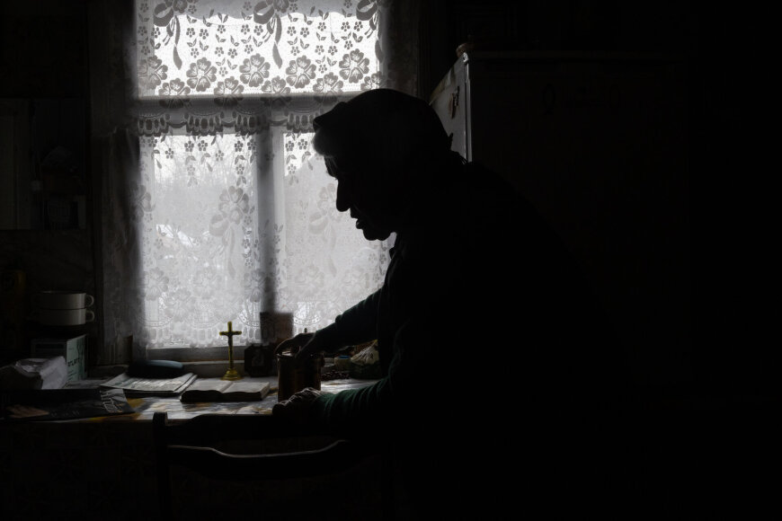 Vidmanto Balkūno nuotr./Aliutė iš Kabelių kaimo (Varėnos r.) prie savo maldos stalelio