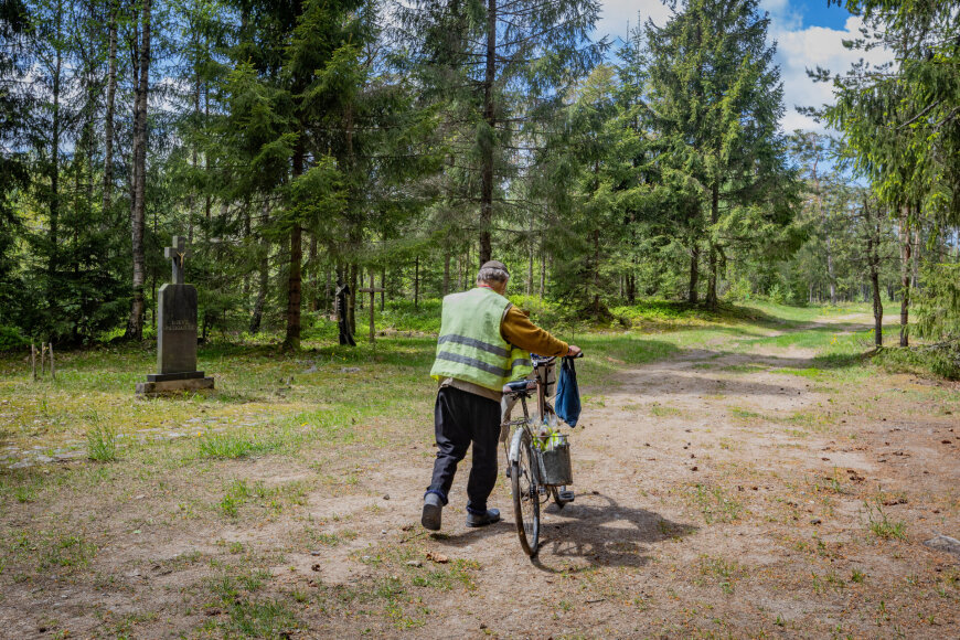 Vidmanto Balkūno / 15min nuotr./Vienišius Adomas gyvena dūminėje troboje ir visiškai nesiilgi žmonių