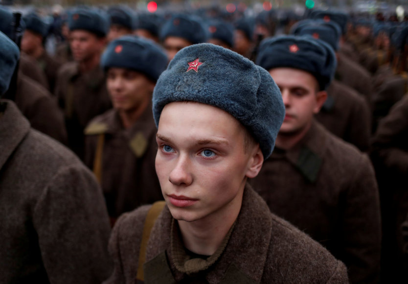 „Reuters“/„Scanpix“ nuotr./Lapkričio 5 d. Rusijos kariai, vilkintys istorinėmis uniformomis, dalyvauja karinio parado repeticijoje Maskvoje