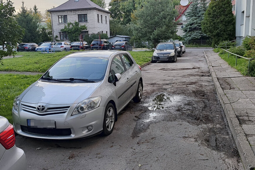 Skaitytojo nuotr./Automobilių statymas J.Žemgulio gatvės Kaune daugiabučio kieme