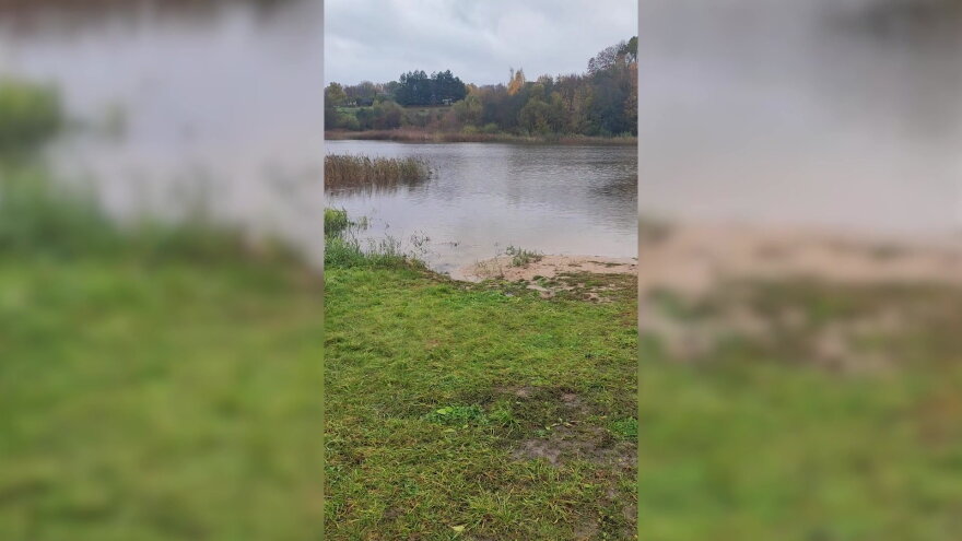 Videokadras/Vos prieš keletą savaičių Žiežmariuose įrengto liepto nebeliko – paniro po vandeniu