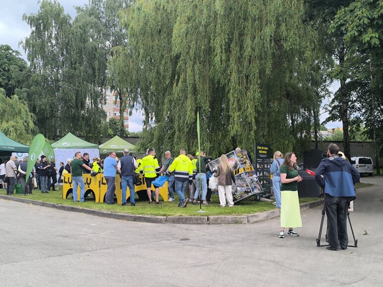 Karolinos Stažytės / 15min nuotr./Konteinerio krata Kaune: paaiškėjo, ar kauniečiai moka rūšiuoti plastiką