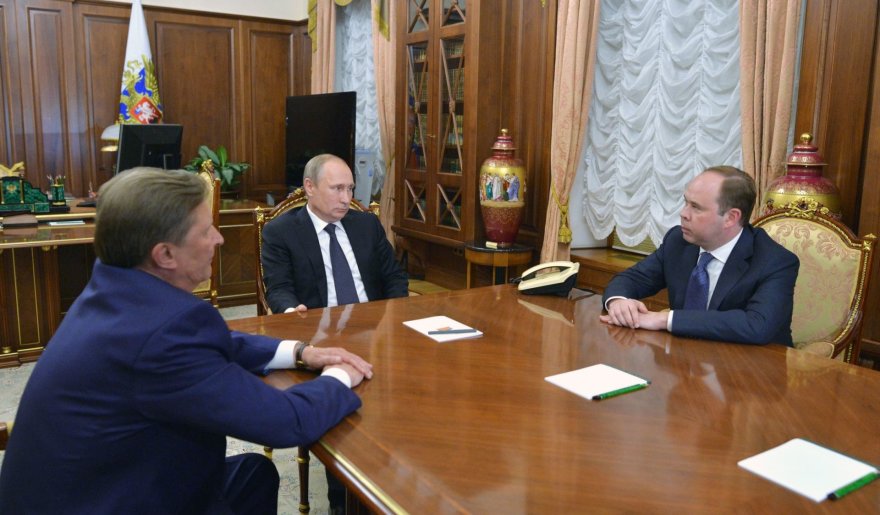 AFP/„Scanpix“ nuotr./Antonas Vaino (dešinėje), Vladimiras Putinas ir Sergejus Ivanovas