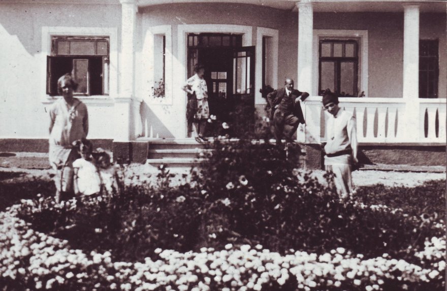 Kauno rajono muziejaus nuotr./Tado ir Honoratos Ivanauskų sodyboje Obelynėje 1929 m.