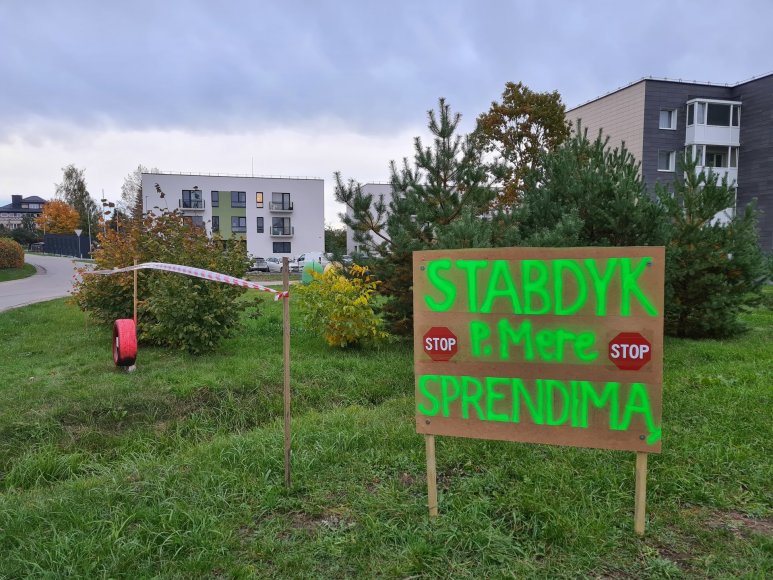 Skaitytojo nuotr./Gyventojų protestas prieš kelio palei namų langus tiesimą Raudondvaryje