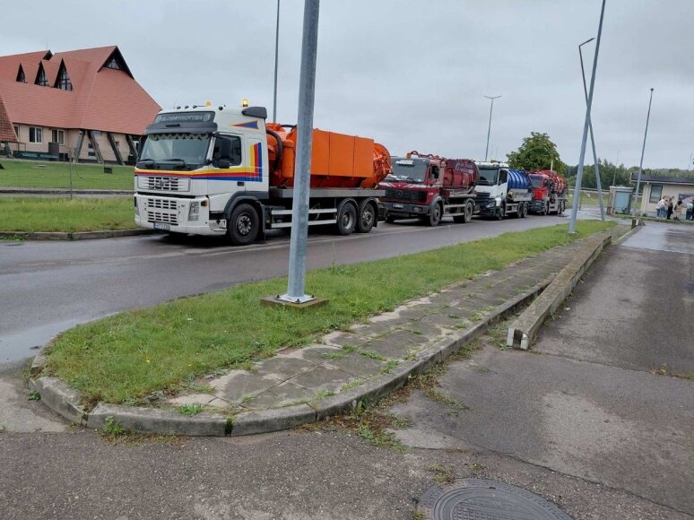 Skaitytojo nuotr./Vežėjų eilė prie nuotekų išleidimo punkto Kauno miesto nuotekų valykloje