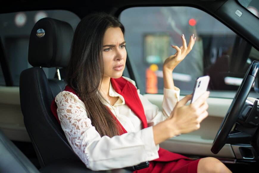123rf.com nuotr./Mobilieji telefonai prie vairo