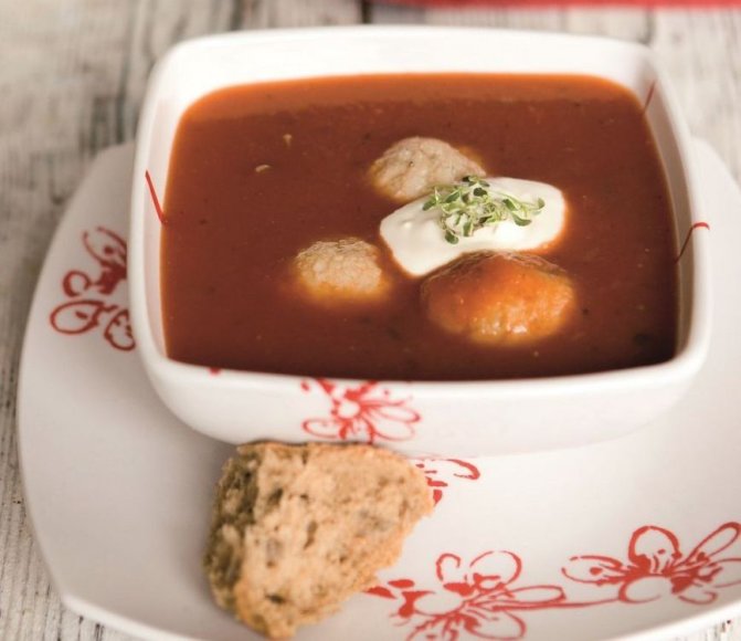 Pomidorų sriuba su žuvų kukuliais