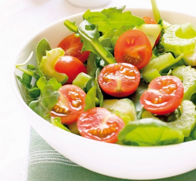 Salierų salotos su agurkais ir pomidorais