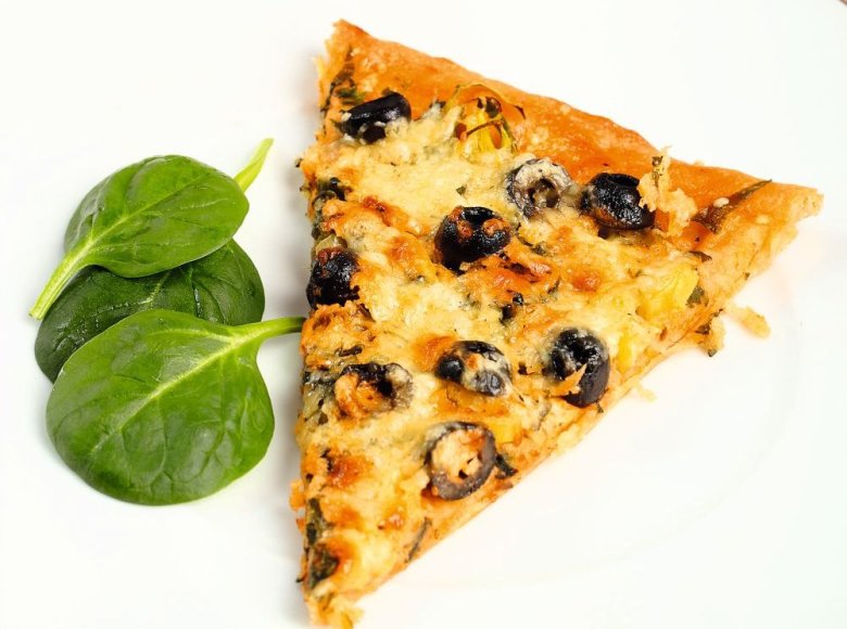 Vegetariška pica su porais ir špinatais