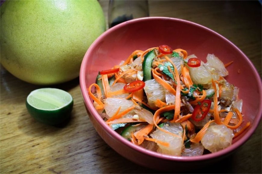 Vietnamietiškos greipfrutų salotos