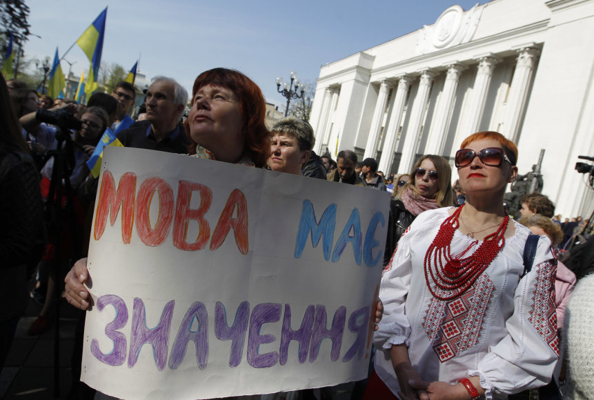 ZUMAPRESS / Scanpix nuotr./Naujojo kalbos įstatymo šalininkų demonstracija Kijeve. Plakatas skelbia: „Kalba yra svarbi“