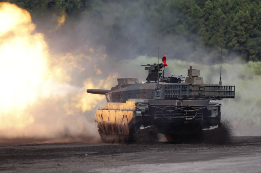 „Reuters“/„Scanpix“ nuotr./Japonijos tankas „Type 10“ pratybose
