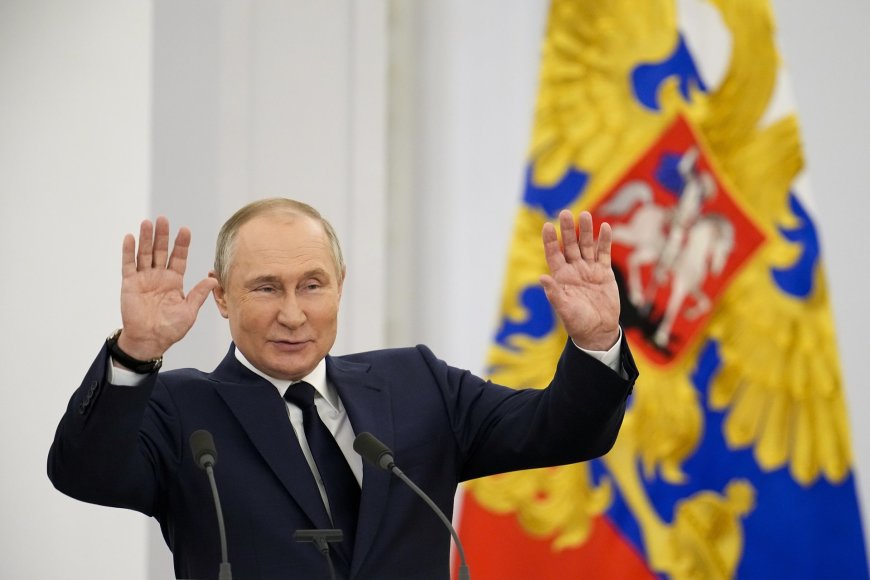 „Scanpix“/AP nuotr./Vladimiras Putinas ir Kamila Valijeva per olimpiečių pasveikinimą Kremliuje.