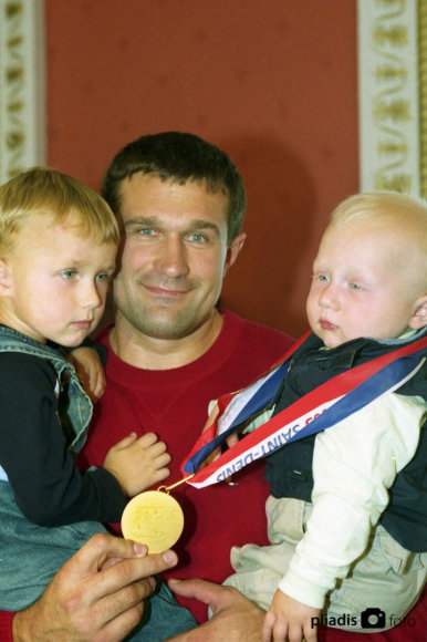 Alfredo Pliadžio nuotr./V.Alekna su sūnumis Martynu ir Mykolu bei Atėnų olimpiados auksu, 2004 m.