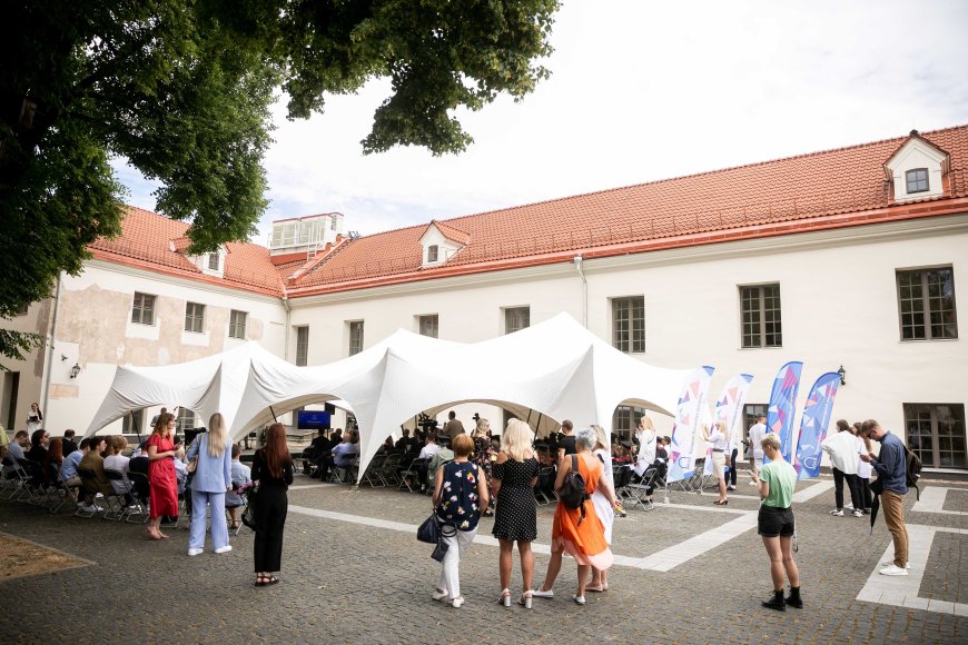 Žygimanto Gedvilos / BNS nuotr./Europos humanitarinio universiteto diplomų įteikimo ceremonija