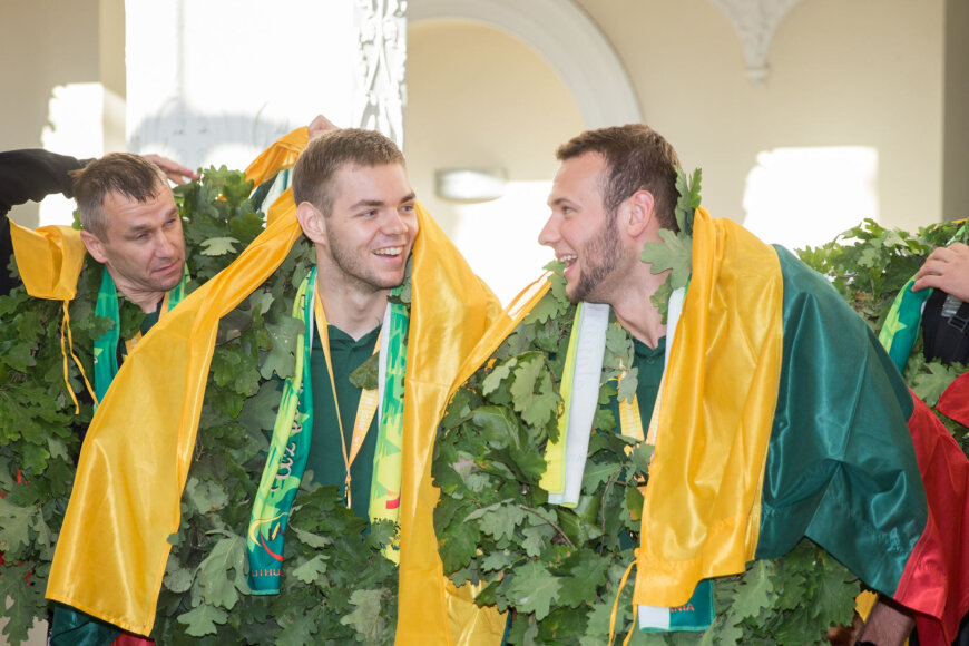 Ž.Gedvilos/BNS nuotr. / Donatas Tarolis ir Mindaugas Kačinas su Universiados auksu, 2017 m.