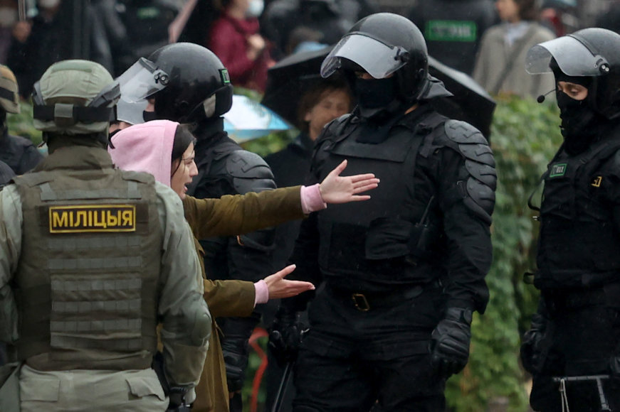 AFP/„Scanpix“ nuotr./Protestuotojai ir pareigūnai Minske
