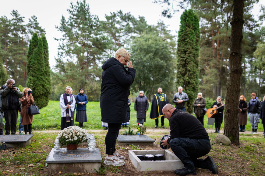 Roberto Riabovo / BNS nuotr./Karveliškių kapinėse vyko 17-os vienišų asmenų laidotuvės