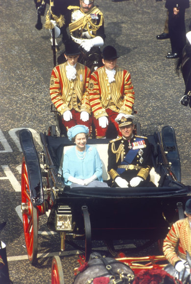 „Scanpix“ nuotr./Karalienė Elžbieta II ir princas Charlesas per princesės Dianos ir princo Charleso vestuves