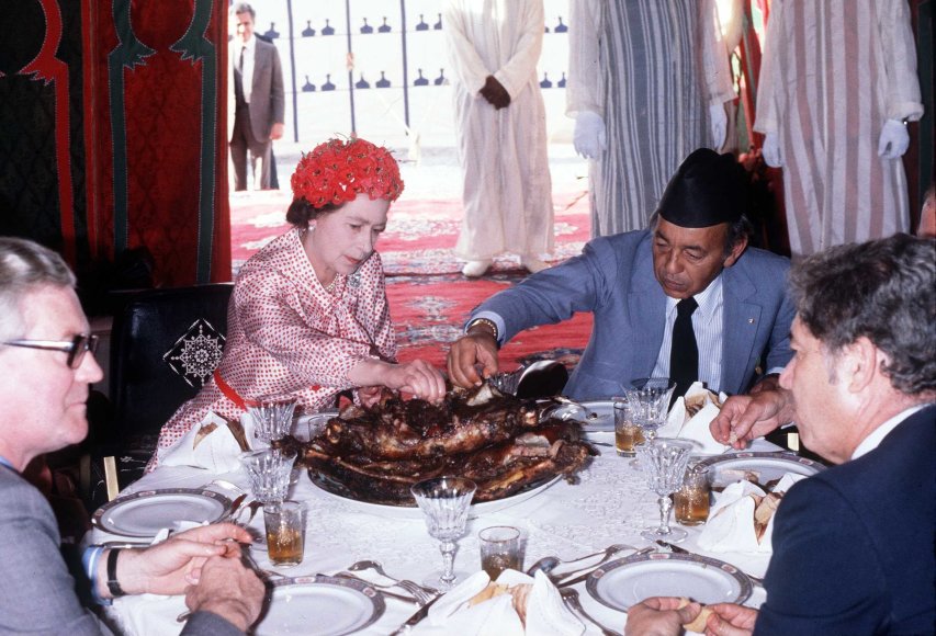 Vida Press nuotr./Karalienė Elizabeth II su buvusiu Maroko karaliumi Hassanu II 