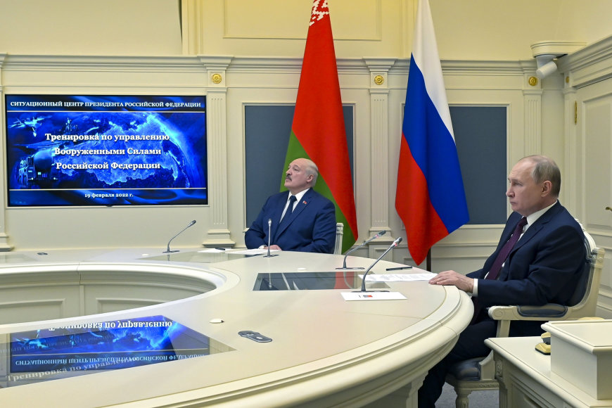 „Scanpix“/AP nuotr./Vladimiras Putinas ir Aliaksandras Lukašenka stebi raketų pratybas