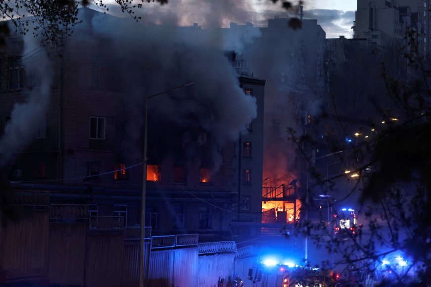 „Reuters“/„Scanpix“ nuotr./Ketvirtadienio vakarą Kyjivą sukrėtusi raketų ataka