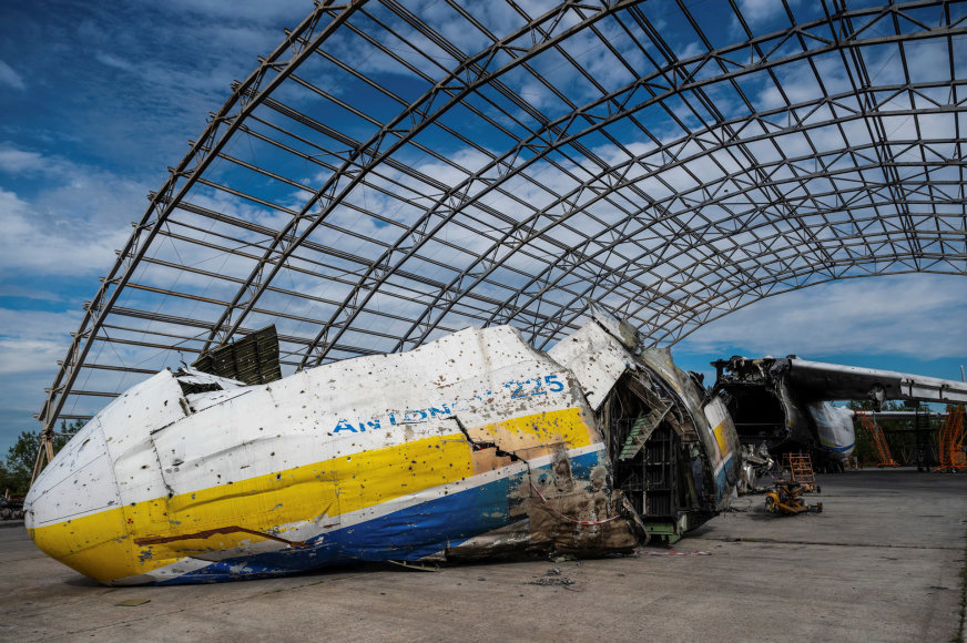 „Reuters“/„Scanpix“ nuotr./„Antonov An-225“ lėktuvas „Mrija“, sunaikintas netrukus po Rusijos invazijos pradžios