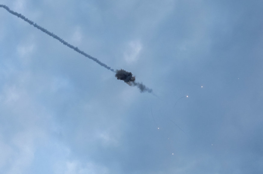 „Reuters“/„Scanpix“ nuotr./Per Rusijos raketų smūgį Kijeve danguje virš miesto matyti sprogimas