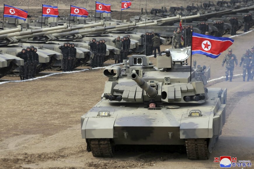 „AP“/„Scanpix“/Šiaurės Korėjos lyderis Kim Jong Unas vairuoja tanką