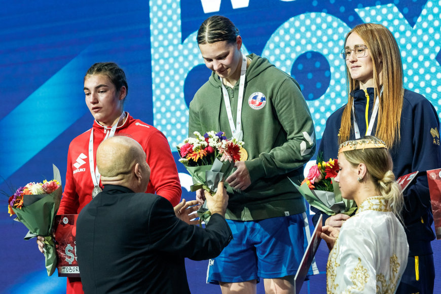 IBA nuotr./Gabrielei Stonkutei įteikiamas pasaulio čempionato aukso medalis.