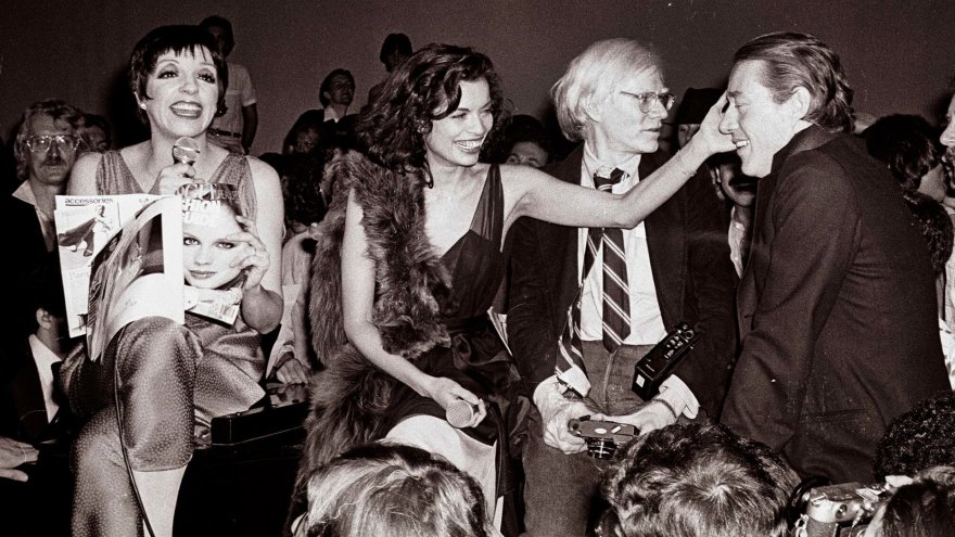 „Scanpix“ nuotr./Liza Minnelli, Bianca Jagger, Andy Warholas ir Halstonas „Studio 54“ klube