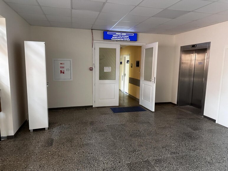 „Jurbarko šviesos“ nuotr./Tragedija įvyko kai Jurbarko ligoninės Psichosomatiniame skyriuje, kuriame yra ir Vidaus ligų skyriaus neurologijos-terapijos lovos, gulėjęs pacientas griebė lašelinės stovą ir juo daužė vaikščioti negalėjusį vyrą.