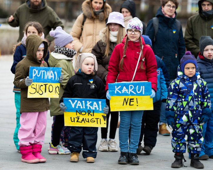 K.Jasudaitės nuotr./Lietuvos aktyvių moterų komiteto simbolinė akcija Vilniuje už Ukrainos vaikus